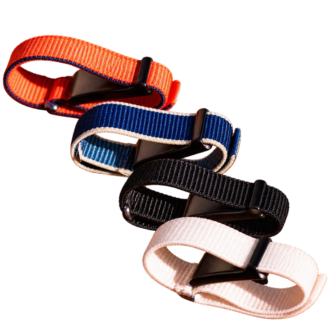 Pulseiras QBand One nas cores laranja, azul-marinho, preto e bege